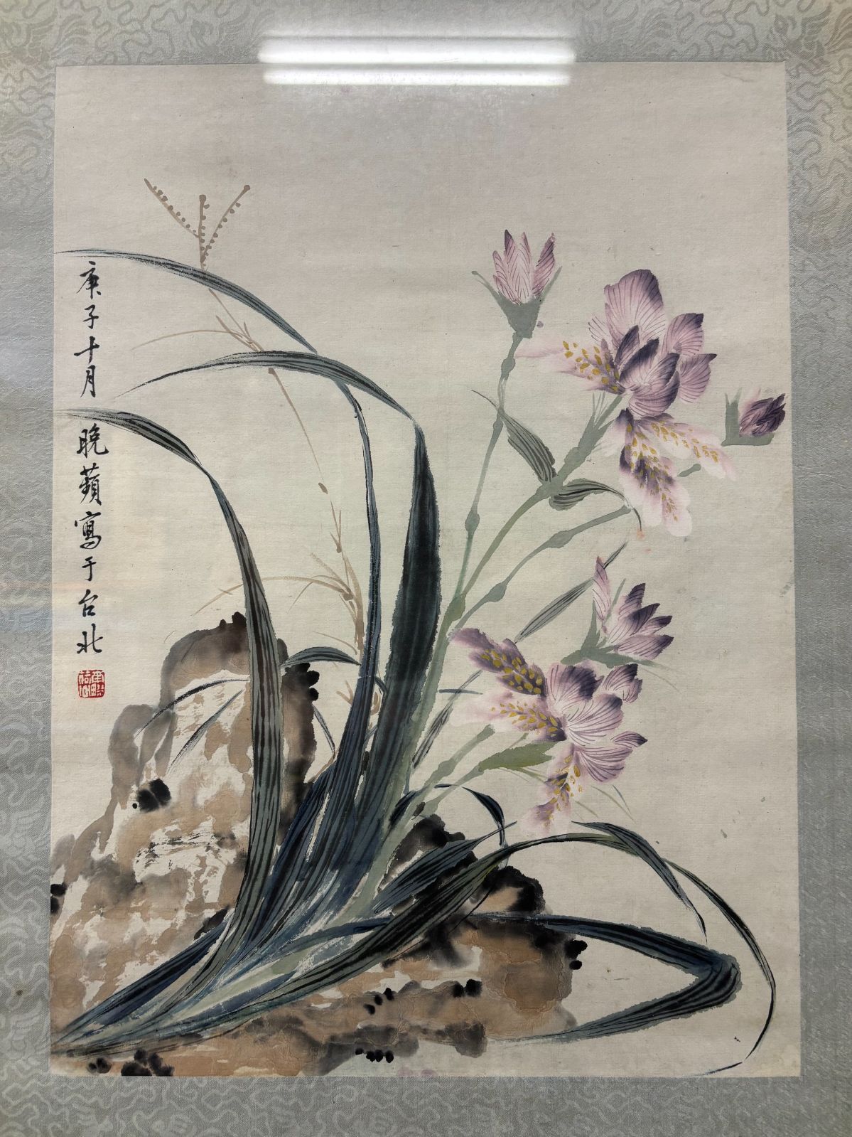 中国絵画/額装】徐晚蘋《花卉》/ 紫色の花と岩 / 設色紙本 鏡框 - メルカリ