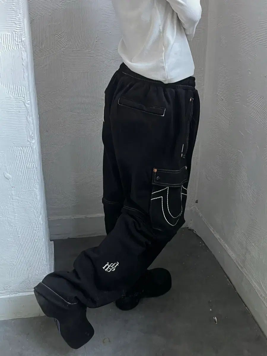 トゥルーレリジョン X フェッチ ブラック カーゴ パンツ