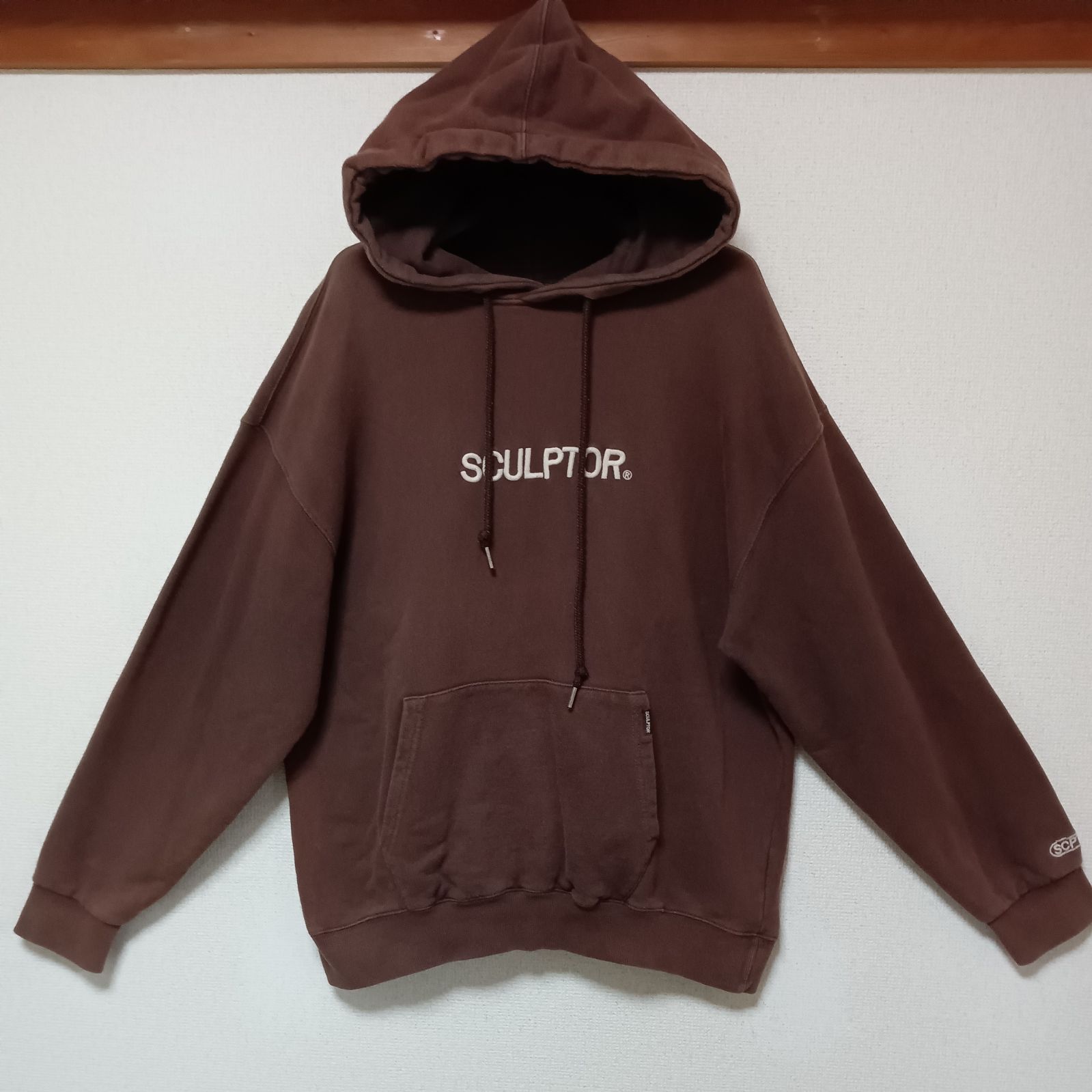 SCULPTORスカルプタープルオーバーパーカー刺繍プリントブラウンサイズ