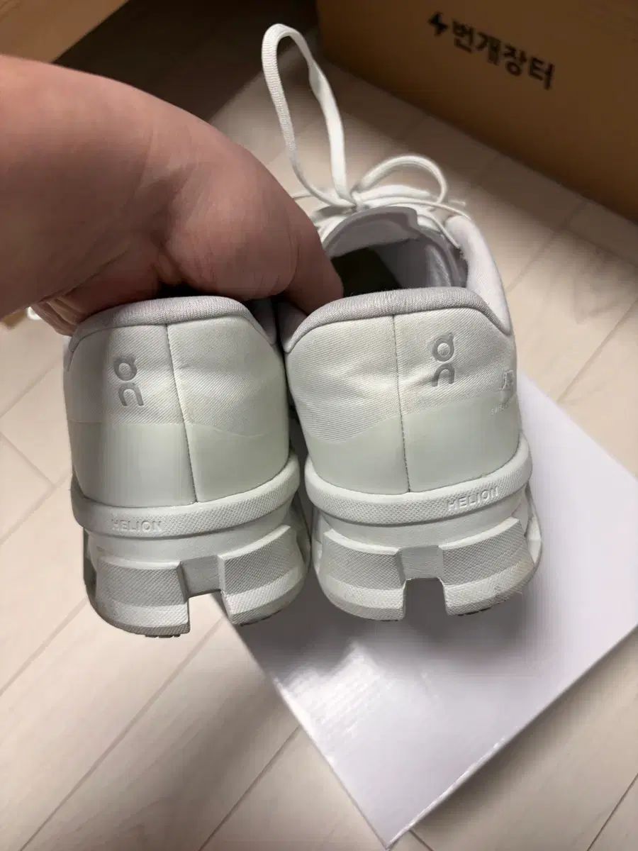 パフ x オンランニング クラウドMONSTER 2 VaporFrost