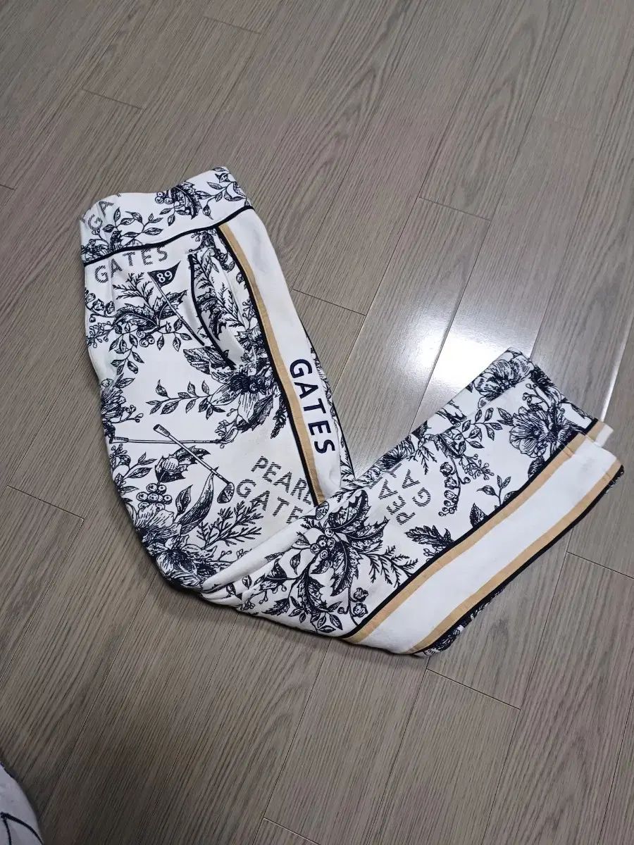 フェアリーゲイツ フラワーパータン ゴルフ ズボン 63