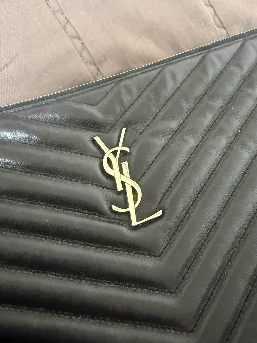 イヴ サンローラン シルバー クラッチバッグ