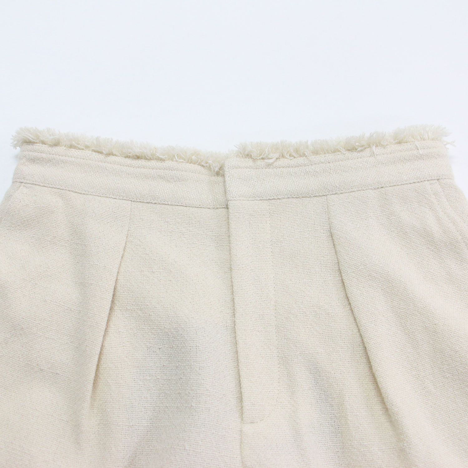  Spick-Span スピックアンドスパン パンツ オフホワイト 白 サイズ 36 S 22秋冬 プレーンウィーブ ショートパンツ ひざ上丈 タック フリンジ ツイード ウール シルク ボトムス ズボン レディース ショートパンツ ハーフパンツ パンツ