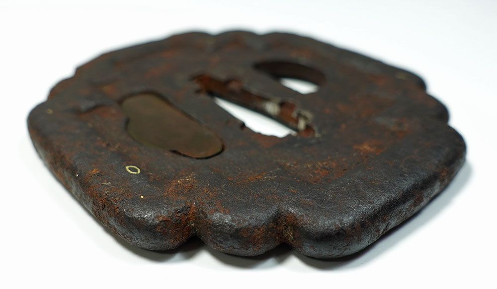 鉄地二段木瓜形鐔　無銘　金象嵌　土手耳　両櫃孔片方埋　厚さ7mm　鉄鍔　古鍔 ☆鉄地二段木瓜形鐔 無銘 金象嵌 土手耳 両櫃孔片方埋 厚さ7mm 鉄鍔 古