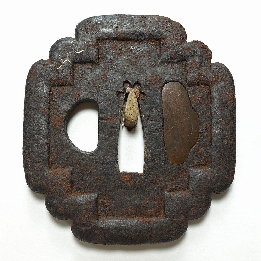 ☆鉄地二段木瓜形鐔 無銘 金象嵌 土手耳 両櫃孔片方埋 厚さ7mm 鉄鍔 古