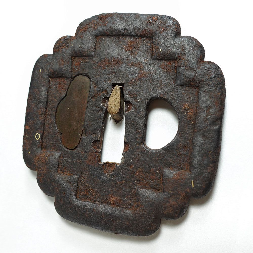 江戸期作　平安城透かし鍔　鍛鉄　糸巻きに唐草文様　象嵌　責金　櫃孔埋め 江戸期作 平安城透かし鍔 鍛鉄 糸巻きに唐草文様 象嵌 責金 櫃