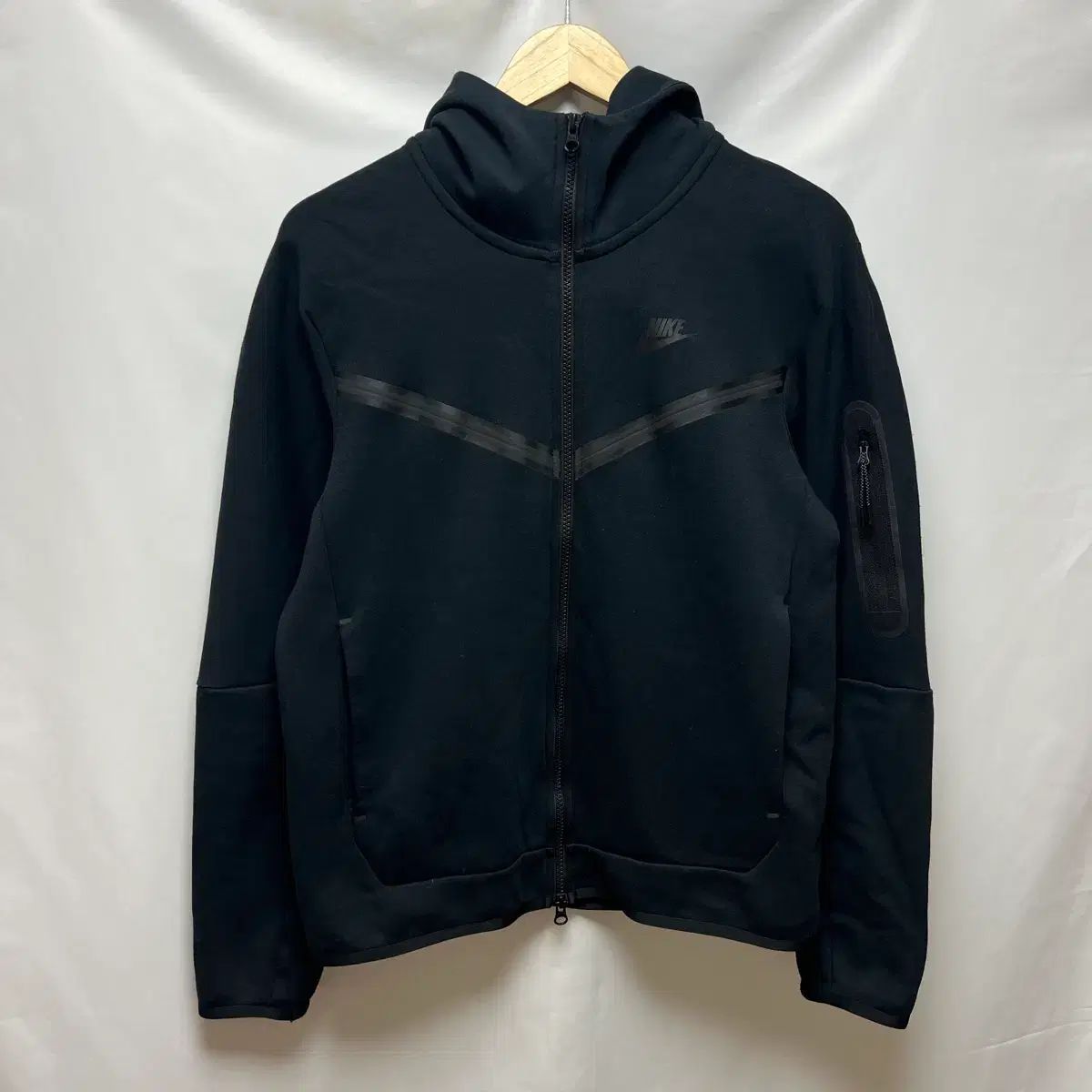 正規品/M NIKE 新モデル テックパック ウィンドランナー ブラック フードジップアップ