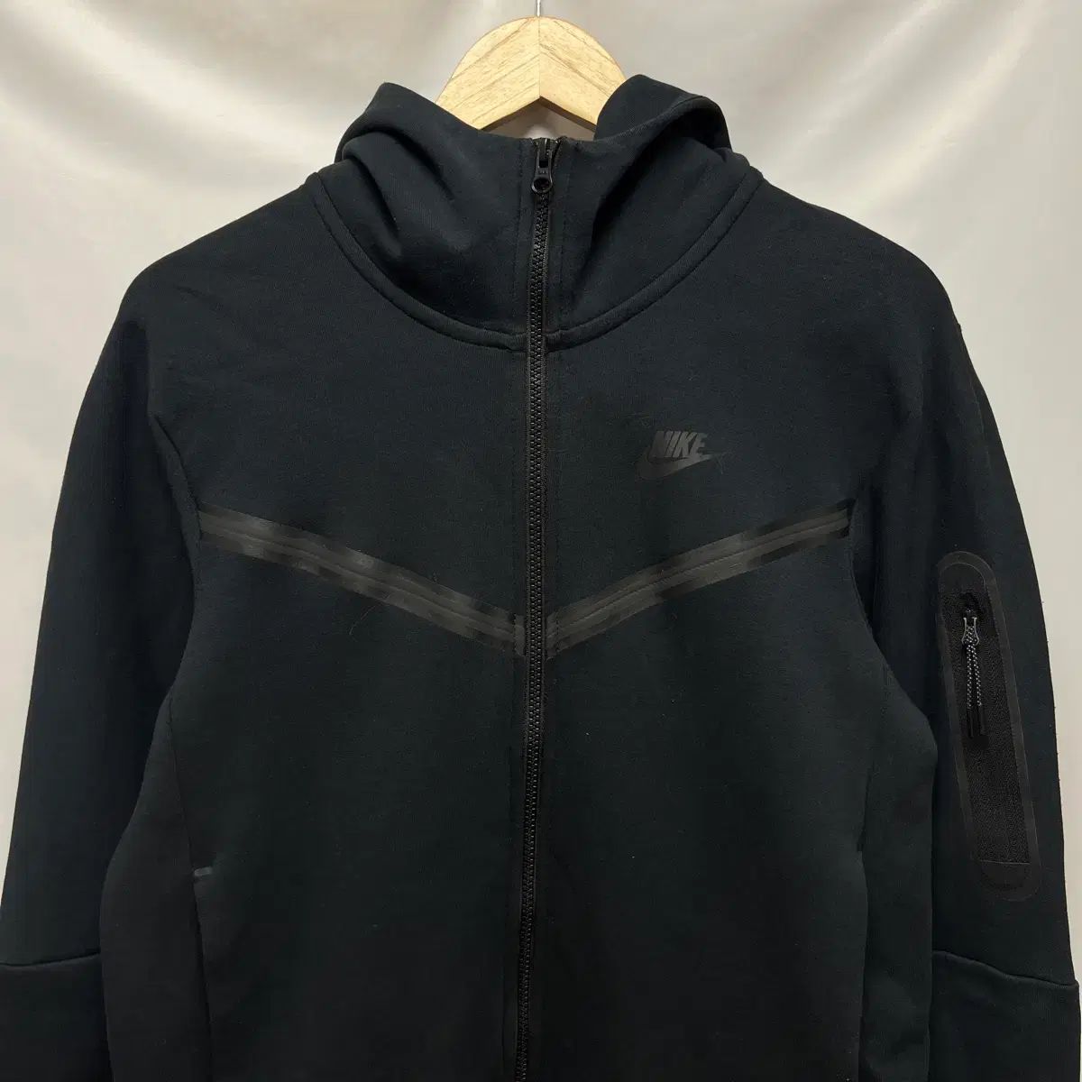 |M NIKE 新モデル テックパック ウィンドランナー ブラック フードジップアップ