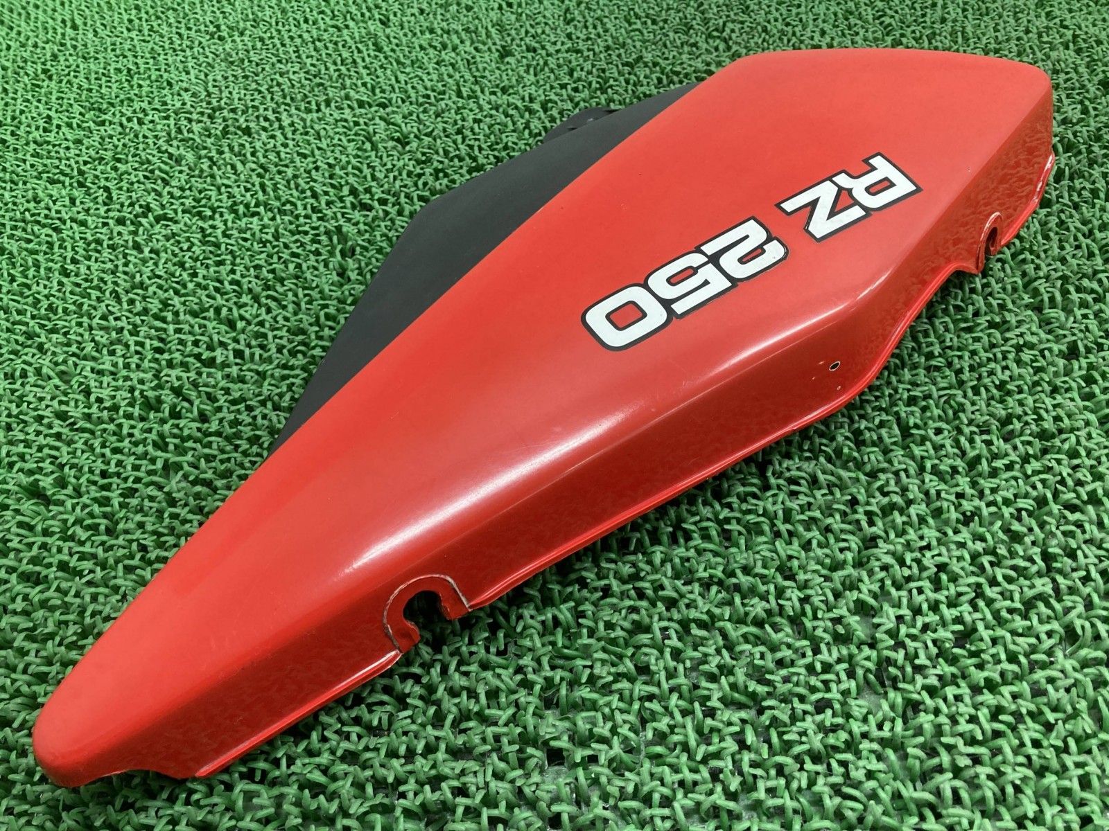 RZ250 サイドカバー 左 赤 4L0 ヤマハ 純正 中古 バイク 部品 4L3 当時物 YSPカラー チャピィレッド 割れ欠け無し 車検 Genuine Wb RZ250 サイドカバー 左 赤 4L0 ヤマハ 純正 中古 バイク 部品 4L3 当時