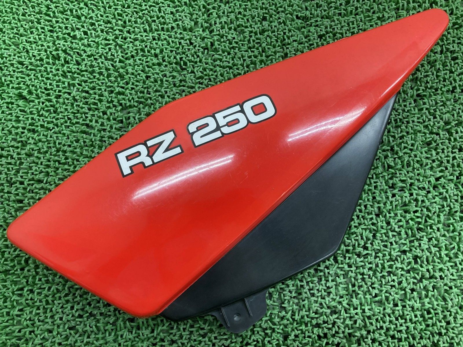 RZ250 サイドカバー 左 赤 4L0 ヤマハ 純正 中古 バイク 部品 4L3 当時物 YSPカラー チャピィレッド 割れ欠け無し 車検 Genuine Wb RZ250 サイドカバー 左 赤 4L0 ヤマハ 純正 中古 バイク 部品 4L3 当時