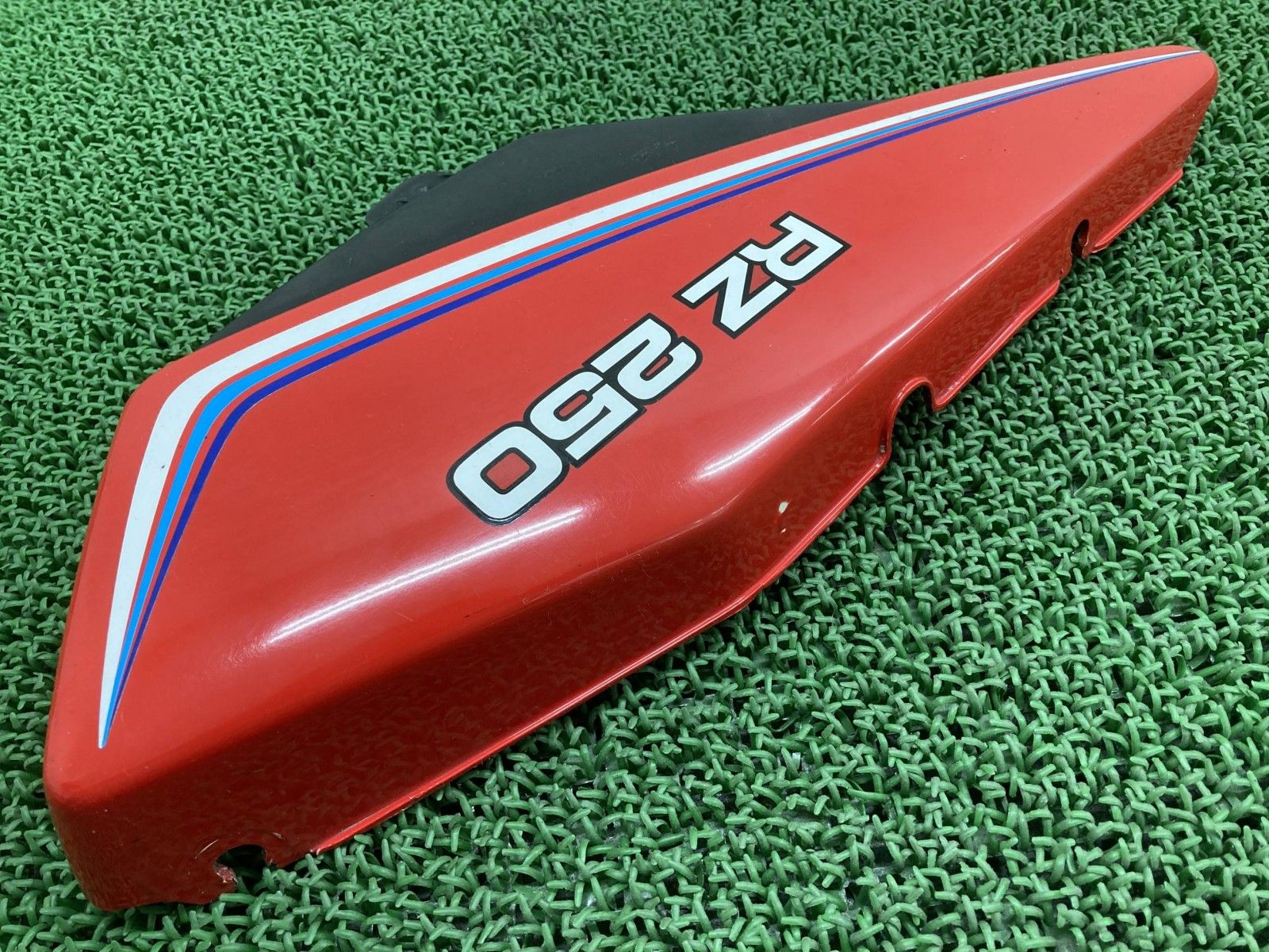 RZ250 サイドカバー 右 赤 4L0 ヤマハ 純正 中古 バイク 部品 4L3 当時 