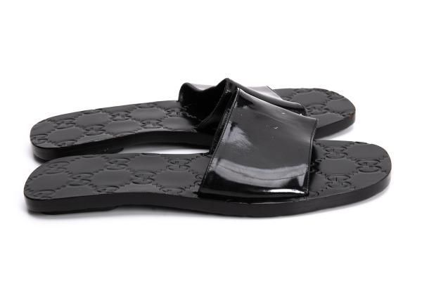 グッチGUCCI エナメルGGロゴサンダル 黒36（23位） - メルカリ