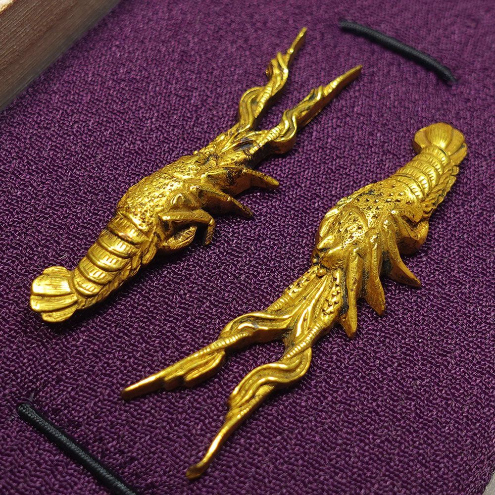 ☆銅地容彫伊勢海老図目貫 無銘 高肉彫 毛彫 金着せ 細密金工 刀装具