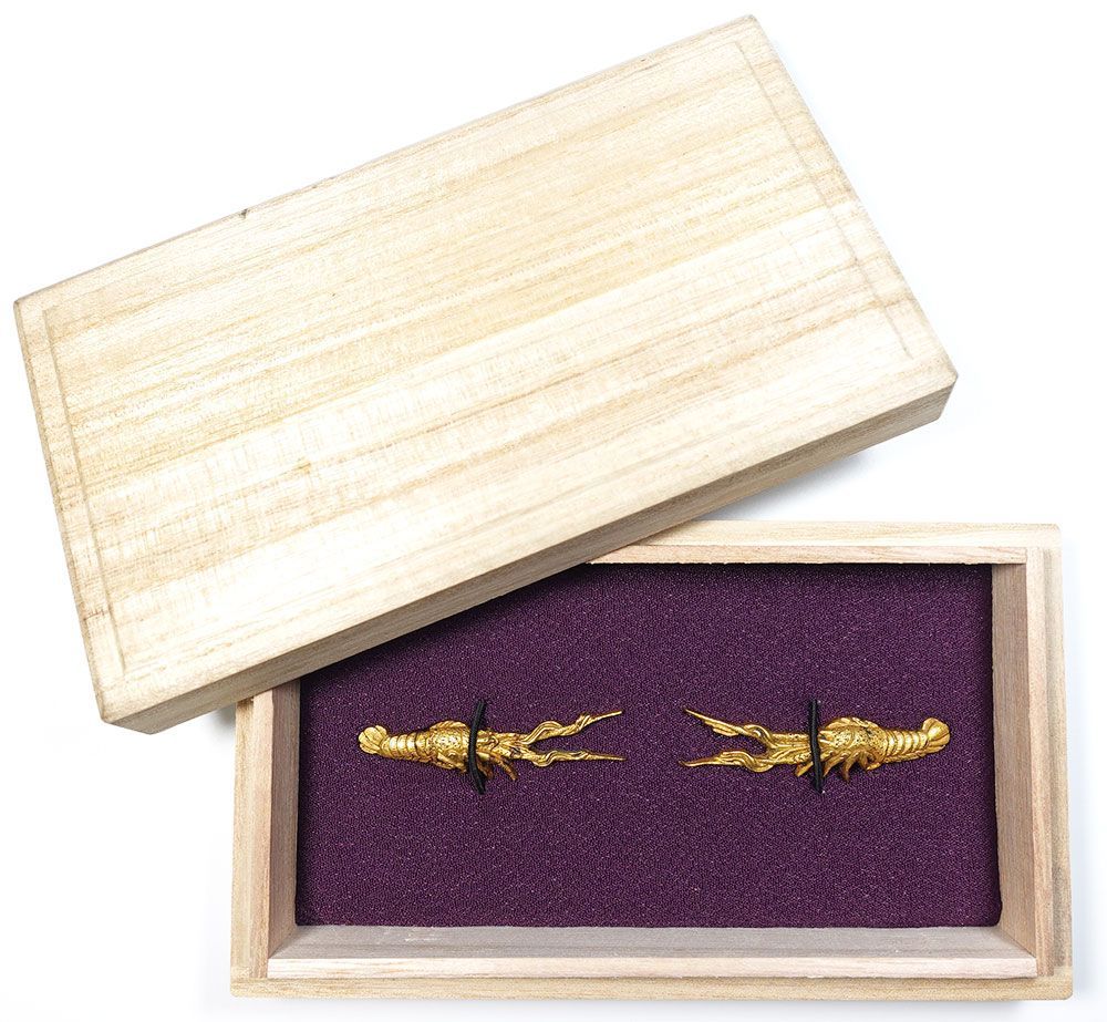 ☆銅地容彫伊勢海老図目貫 無銘 高肉彫 毛彫 金着せ 細密金工 刀装具