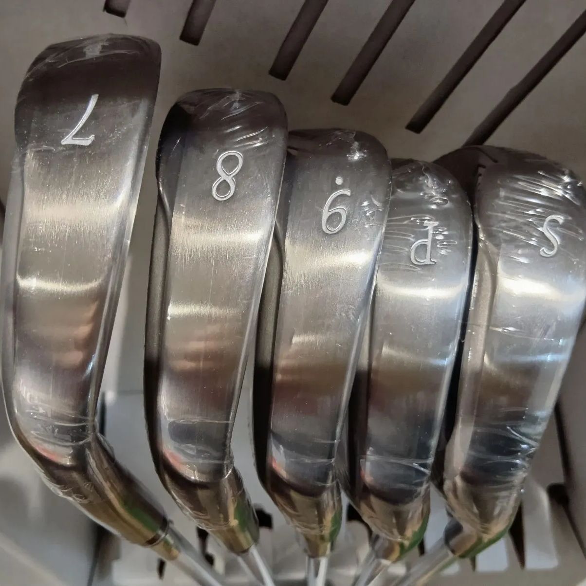 Ld Iset の新商品 XXIO 14 ゼクシオ アイアン 5本セット ＃7～9 PW SW ホワイト レディース 右用 MP 1400 L A カーボンシャフト ゴルフクラブ 2026年モデル 日本