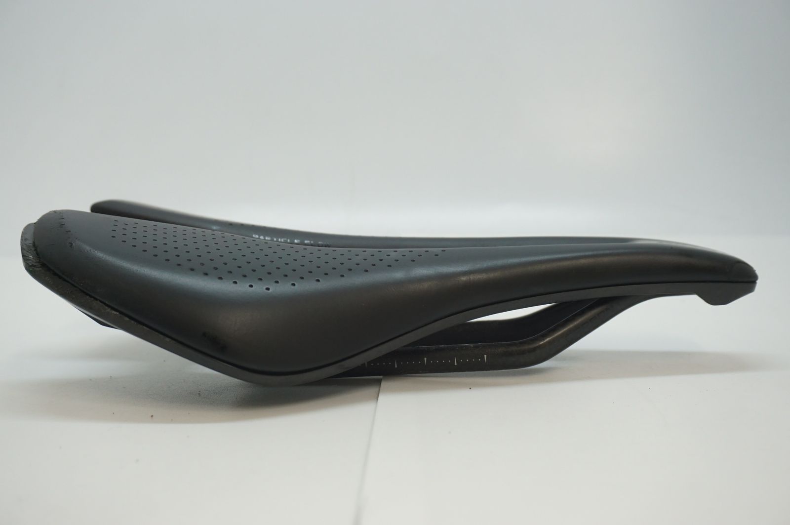 GIANT 「ジャイアント」 FLEET SLR CARBON サドル / バイチャリ福岡店