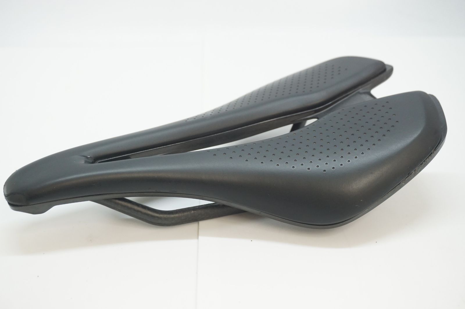 GIANT 「ジャイアント」 FLEET SLR CARBON サドル / バイチャリ福岡店 