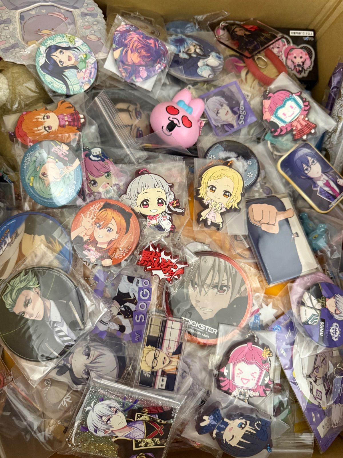 コミック アニメグッズ 600点以上 クリアファイル 缶バッジ アクキー 大量 コミック アニメグッズ 600点以上 クリアファイル 缶バッジ アクキー