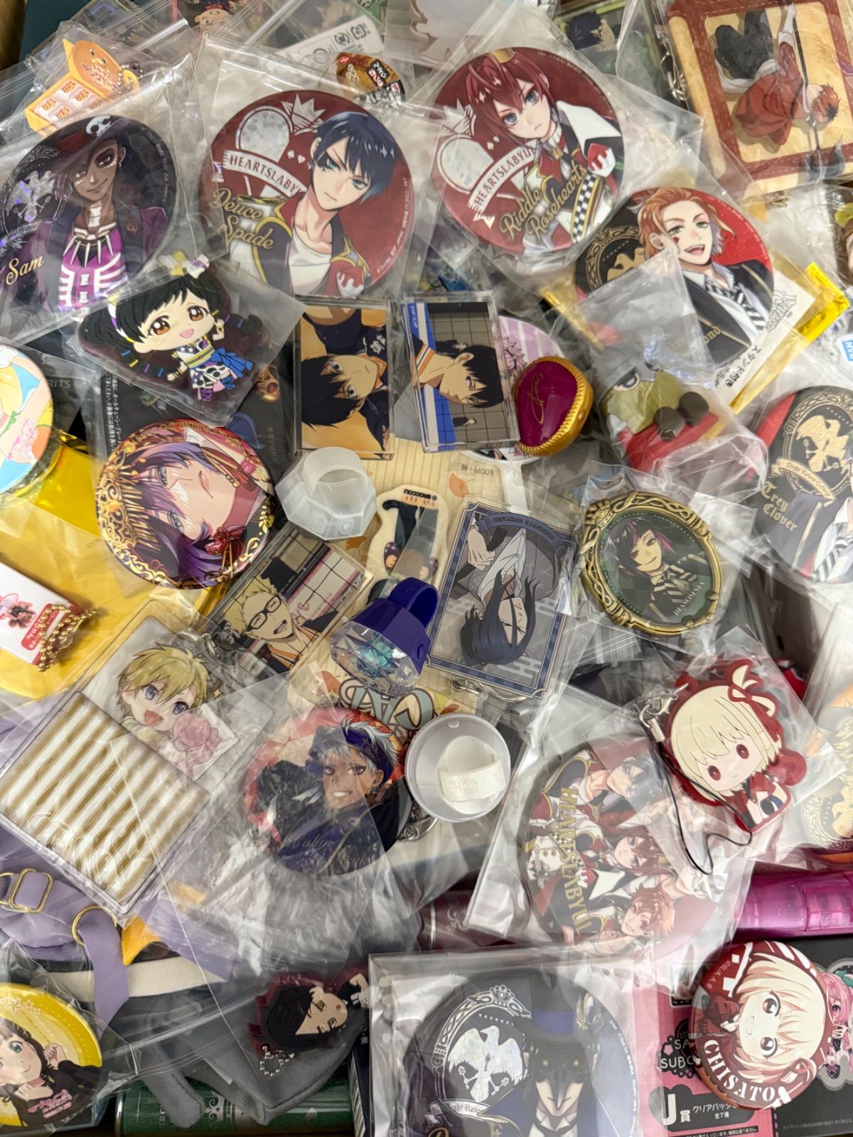 大特価！ アニメグッズ等 缶バッジ キーホルダー クリアファイル
