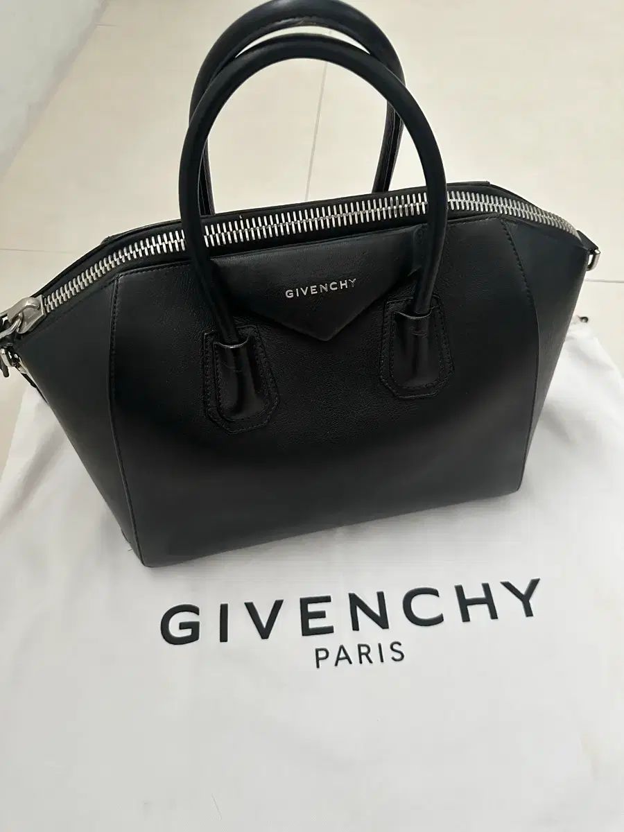 ジバンシィ ANTIFRAGILE ブラック Tシャツ