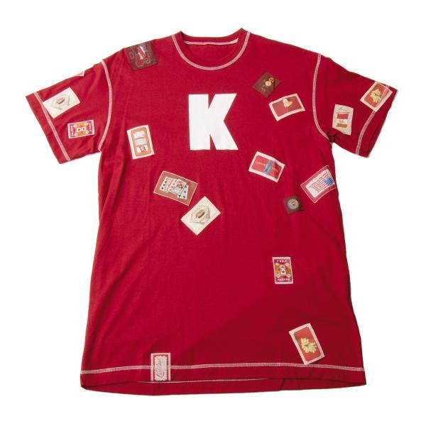 カールヘルムKarl Helmut フロントパッチイニシャルプリントTシャツ 赤