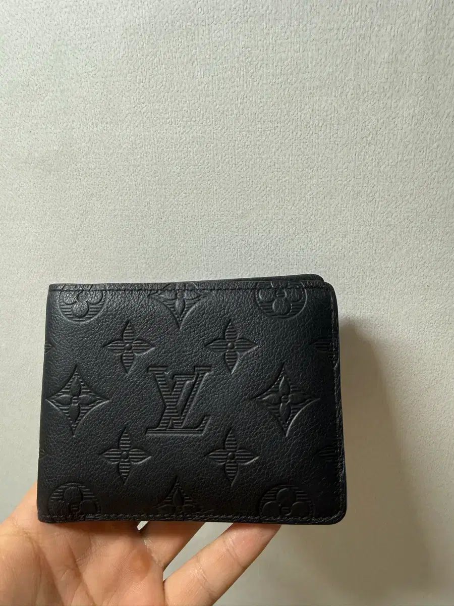 ルイヴィトン ブラック 二つ折り財布