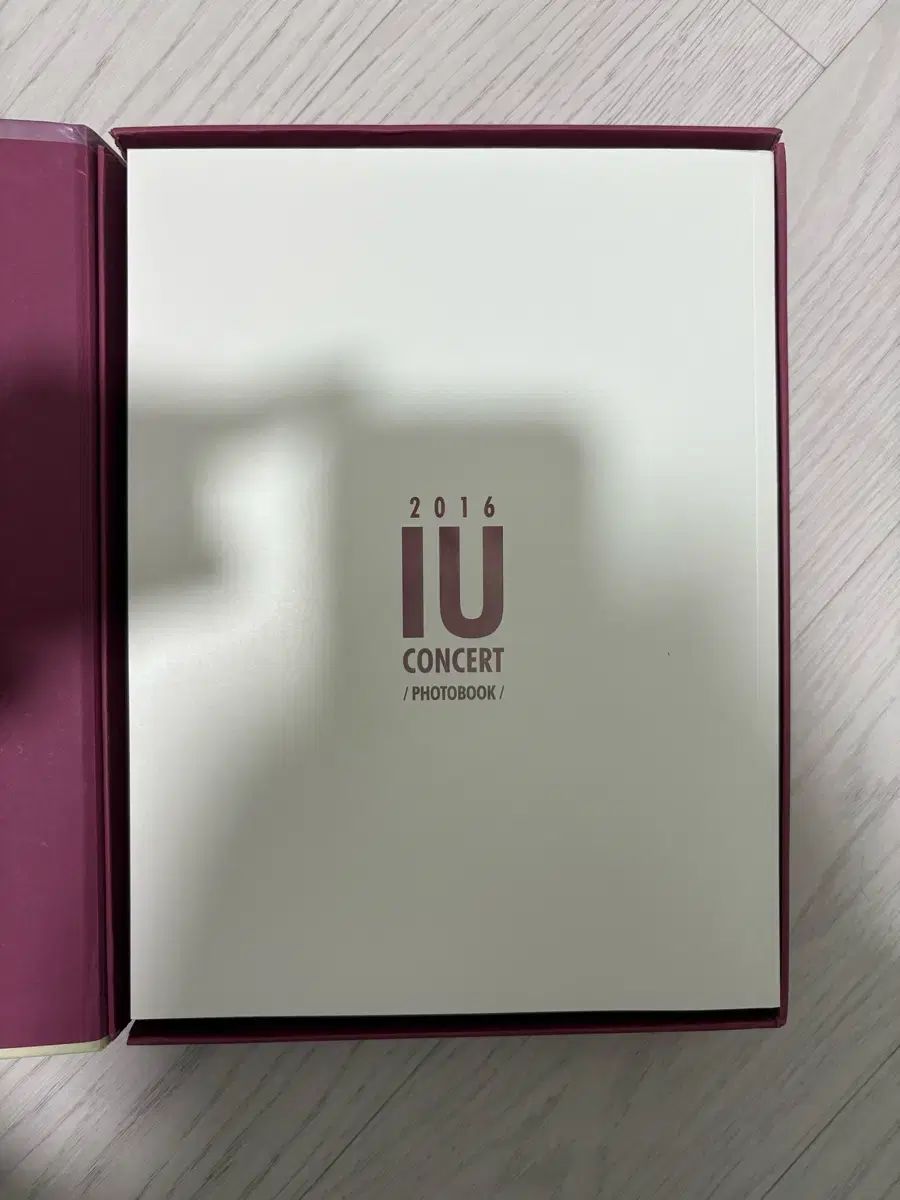 IU 2016 CONCERT PHOTOBOOK 韓国盤 ほぼ新品です！ IU 2016コンサート 하나 둘 셋 넷 스물 네 걸음 - メルカリ