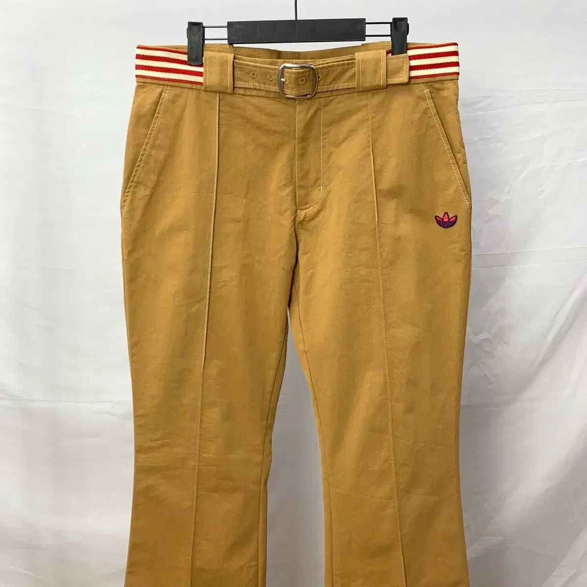 アディダス x ウェールズ ボナー ベルト付き フ チノ パンツ