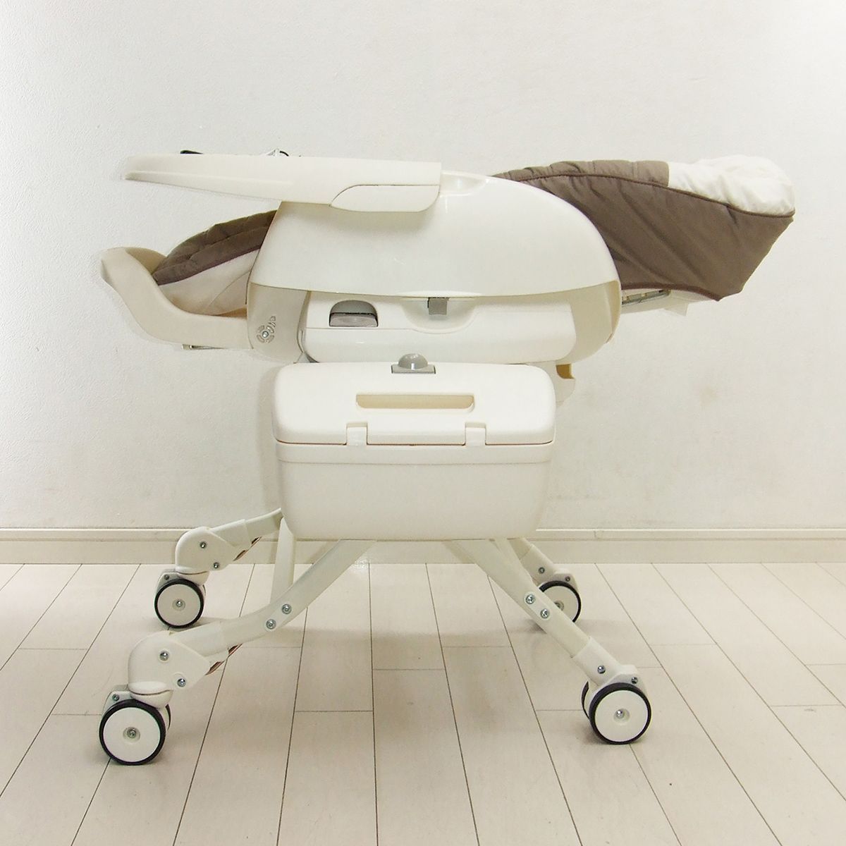  電動 ハイローチェア コンビ ネムリラ AUTO SWING オートスウィングcombi 電動スイング ハイロー 新生児から4歳 C.一般 車用チャイルドシート チャイルドシート