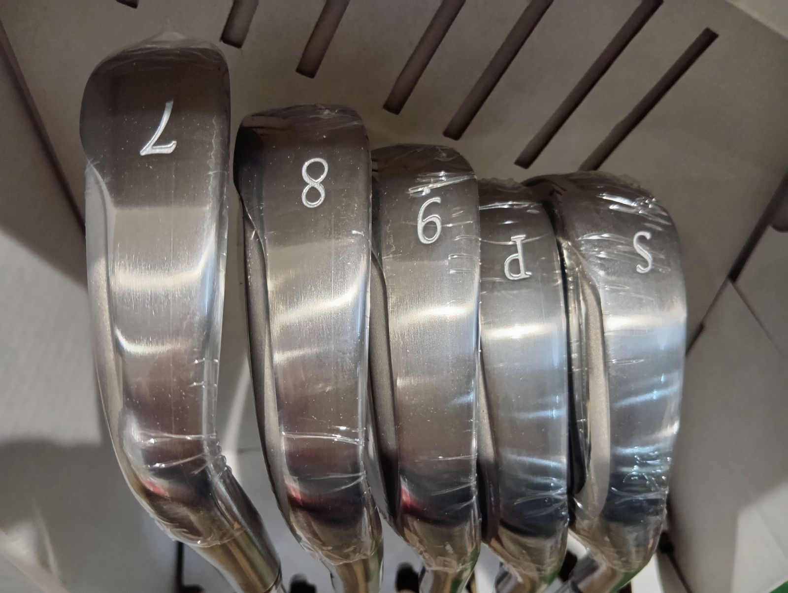 Ld Iset の新商品 XXIO 14 ゼクシオ アイアン 5本セット ＃7～9 PW SW ホワイト レディース 右用 MP 1400 L カーボンシャフト ゴルフクラブ 2026年モデル 日本