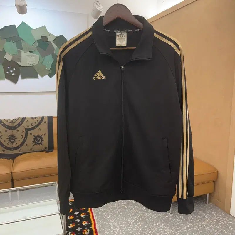 【d.i.a.】メタリックゴールドロゴ 2WAYジャージ ブラック adidas Originals（アディダスオリジナルス）の「2013 日本限定