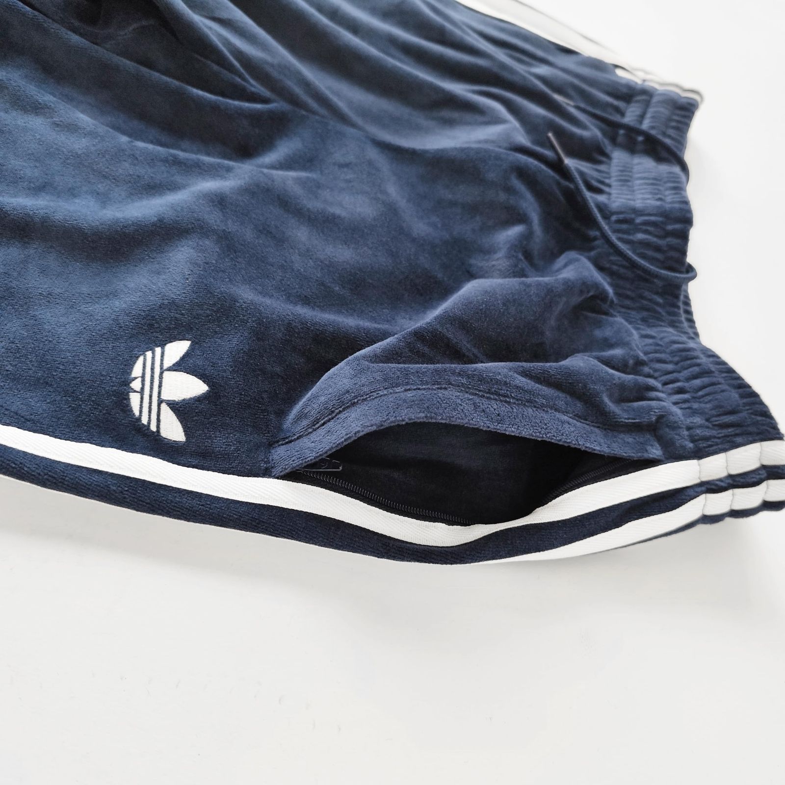 アディダス VELOUR SST TP スーパースター アディカラー ベロア トラックパンツ ジャージ メンズ ロングパンツ WH 134 JP アルファベット M ナイトインディゴ JX 1555 デート服 主役アイテム