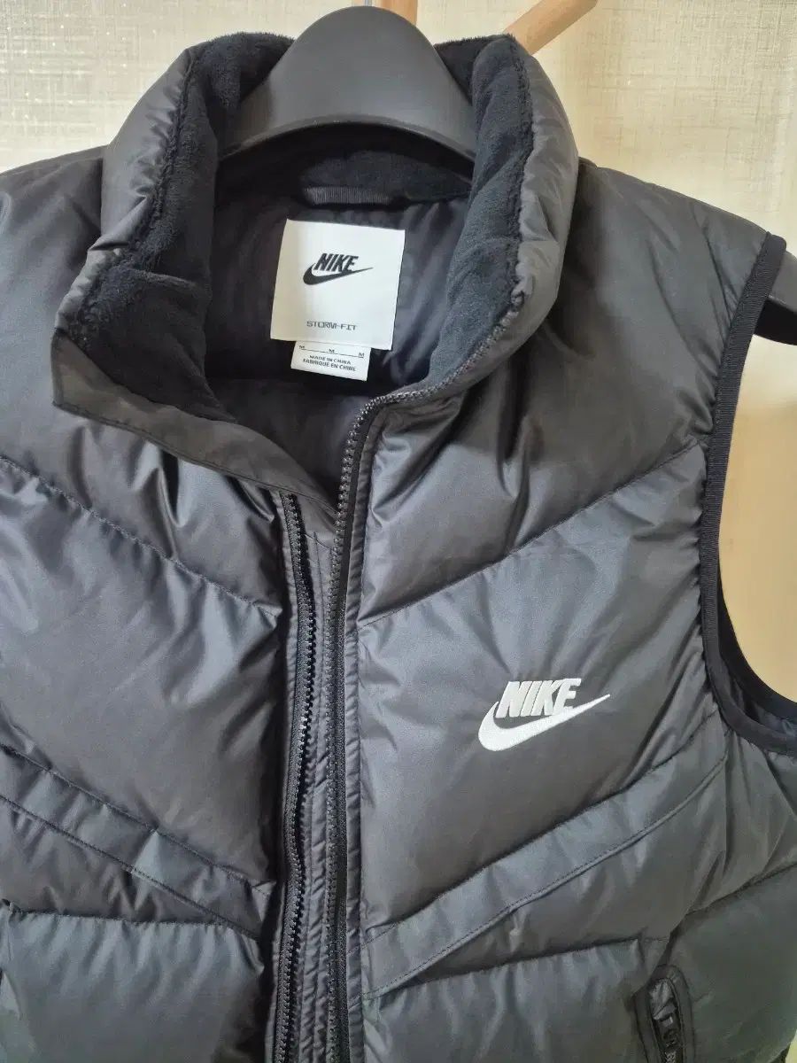 ナイキ ストームフィット ダウンベスト mブラック 公式 NIKEナイキ