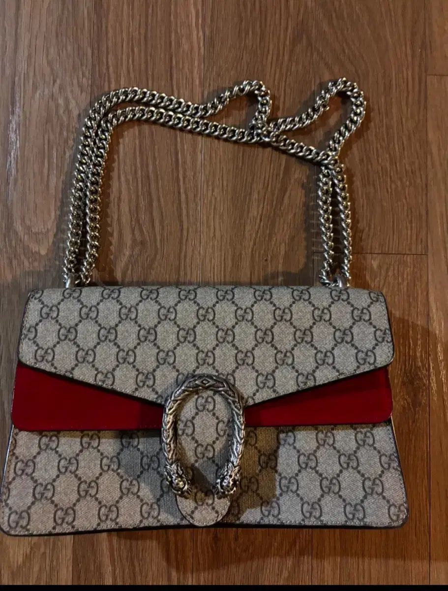 レッドチェーンバッグ