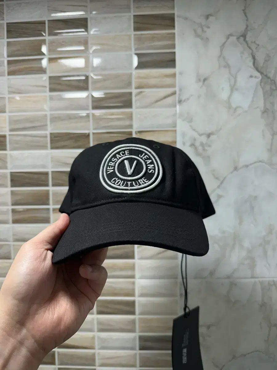<♥ > ヴェルサーチェ 刺繍 V-エンブレム ベースボール キャップ