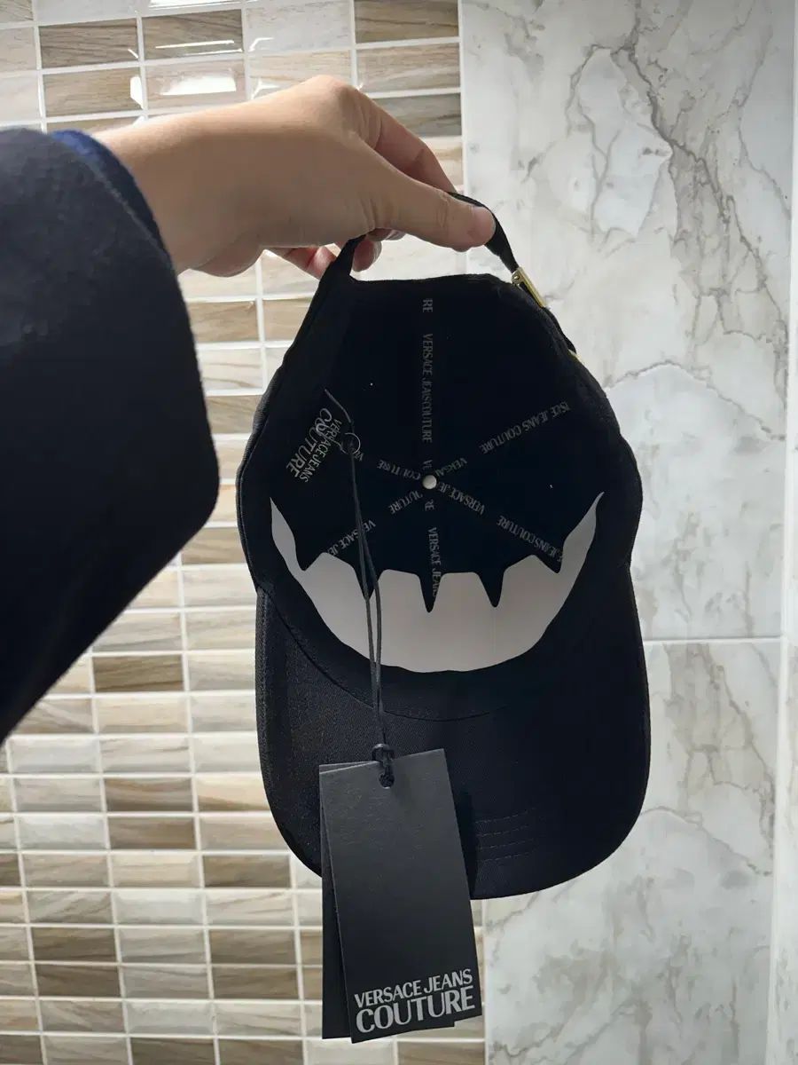 ヴェルサーチェ 刺繍 V-エンブレム ベースボール キャップ