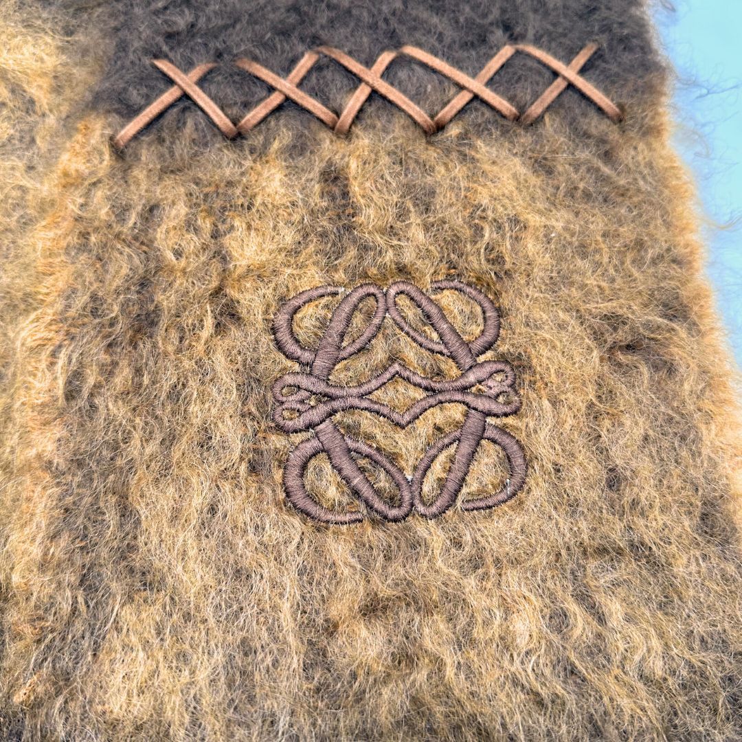 美品】Loewe アナグラムロゴ 刺繍 モヘア マフラー - メルカリ