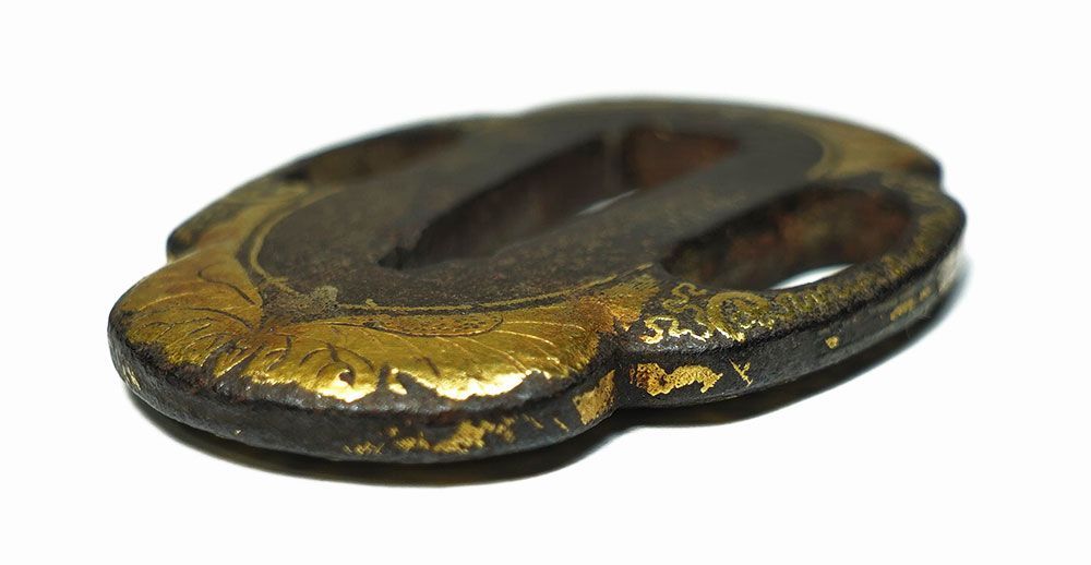 肥後の喰出鐔　鉄地木瓜形蝶唐草文鐔　肥後金工　両櫃孔　毛彫　金象嵌　はみだし ☆肥後の喰出鐔 鉄地木瓜形蝶唐草文鐔 肥後金工 両櫃孔 毛彫 金象嵌