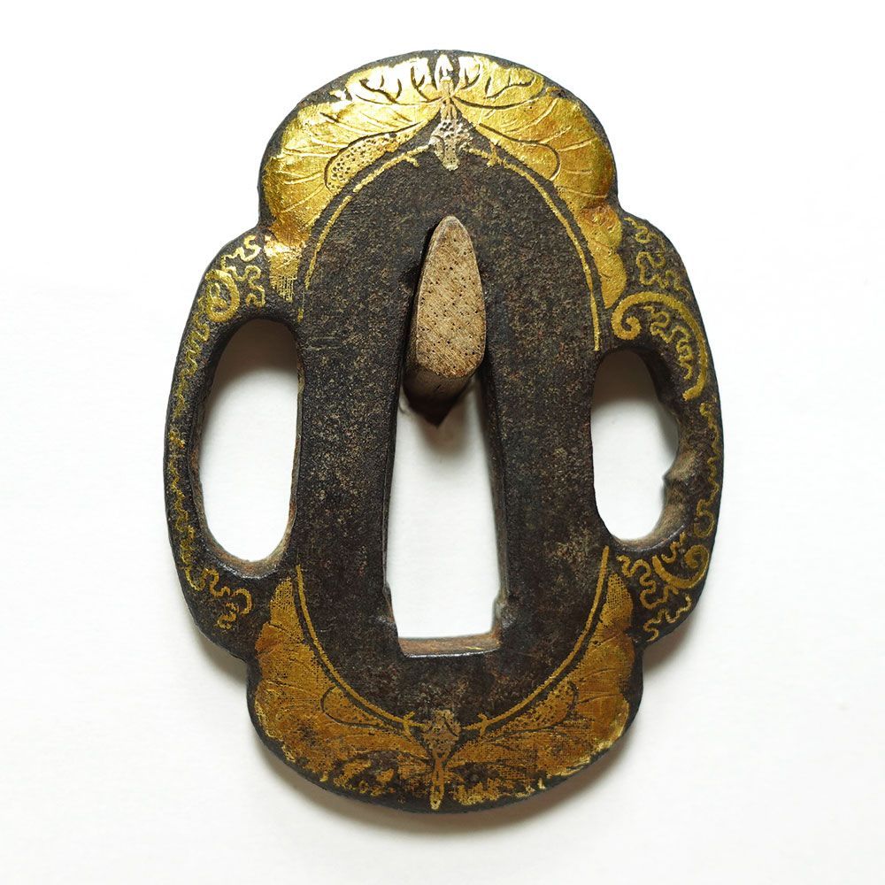 肥後の喰出鐔　鉄地木瓜形蝶唐草文鐔　肥後金工　両櫃孔　毛彫　金象嵌　はみだし ☆肥後の喰出鐔 鉄地木瓜形蝶唐草文鐔 肥後金工 両櫃孔 毛彫 金象嵌