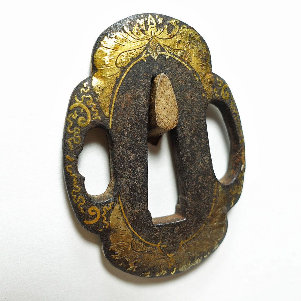 肥後の喰出鐔　鉄地木瓜形蝶唐草文鐔　肥後金工　両櫃孔　毛彫　金象嵌　はみだし ☆肥後の喰出鐔 鉄地木瓜形蝶唐草文鐔 肥後金工