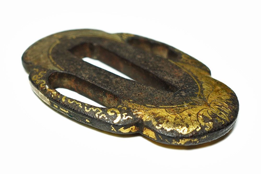 肥後の喰出鐔　鉄地木瓜形蝶唐草文鐔　肥後金工　両櫃孔　毛彫　金象嵌　はみだし ☆肥後の喰出鐔 鉄地木瓜形蝶唐草文鐔 肥後金工 両櫃孔 毛彫 金象嵌