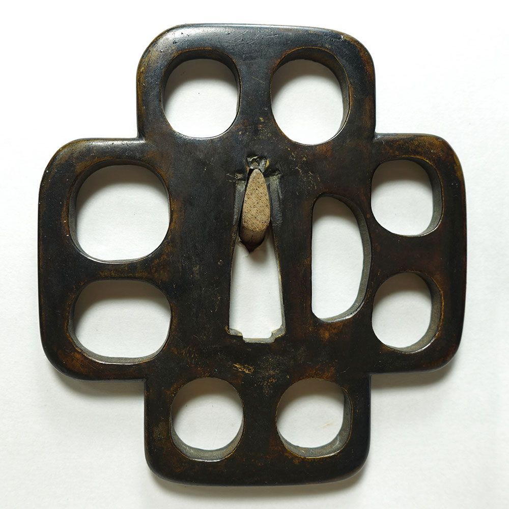 銅地十字木瓜形角九曜透鐔　無銘　片櫃孔　陰透　角耳小肉　肥後金工　肥後鐔　桐箱入 ☆銅地十字木瓜形角九曜透鐔 ショップ 無銘 片櫃孔 陰