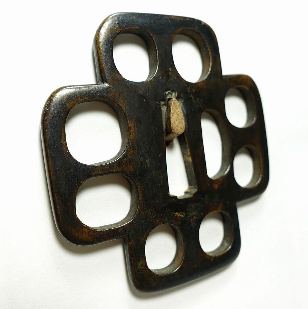 銅地十字木瓜形角九曜透鐔　無銘　片櫃孔　陰透　角耳小肉　肥後金工　肥後鐔　桐箱入 ☆銅地十字木瓜形角九曜透鐔 無銘 片櫃孔 陰透