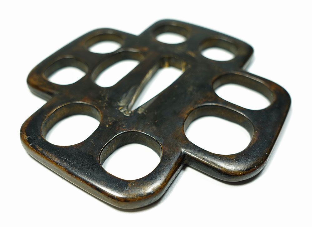 銅地十字木瓜形角九曜透鐔　無銘　片櫃孔　陰透　角耳小肉　肥後金工　肥後鐔　桐箱入 ☆銅地十字木瓜形角九曜透鐔 無銘 片櫃孔 陰透 角耳小肉 肥後金工 肥後