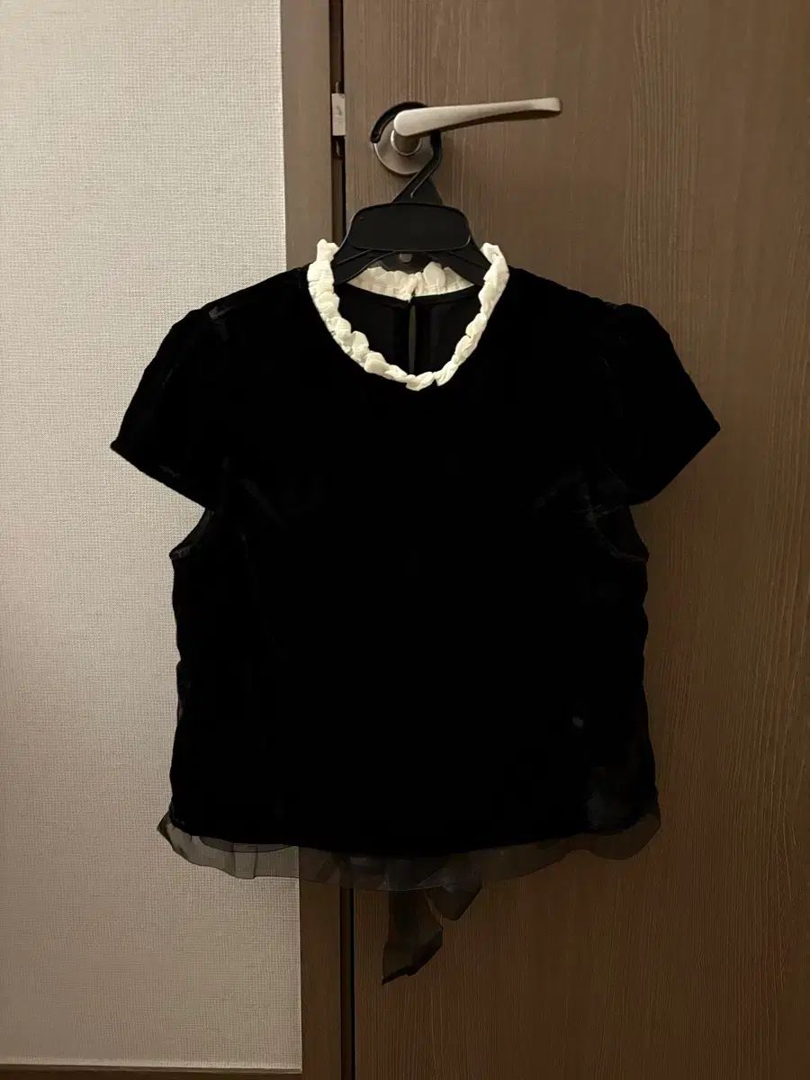 新品) ツアーベルベット ネックフリル ブラウス_Black