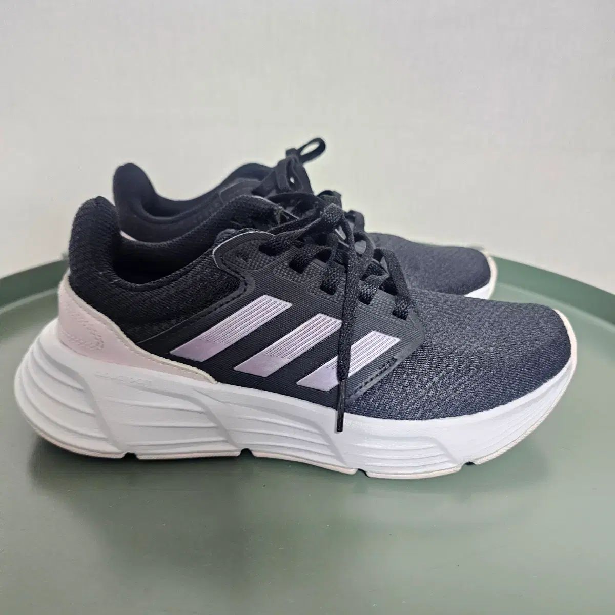 黒スニーカーのみ出品ページ 超美品 adidas 超軽量 スニーカー 黒 size21㎝