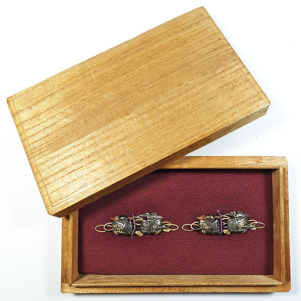 ☆際端銘一芳 四分一地容彫蓬莱香炉図目貫 金象嵌銘 色絵象嵌 千葉元胤