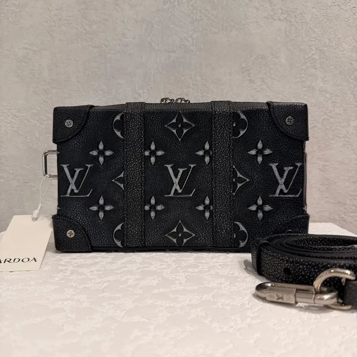 ルイヴィトン モノグラム ソフト トランク ウォレット クロスバック