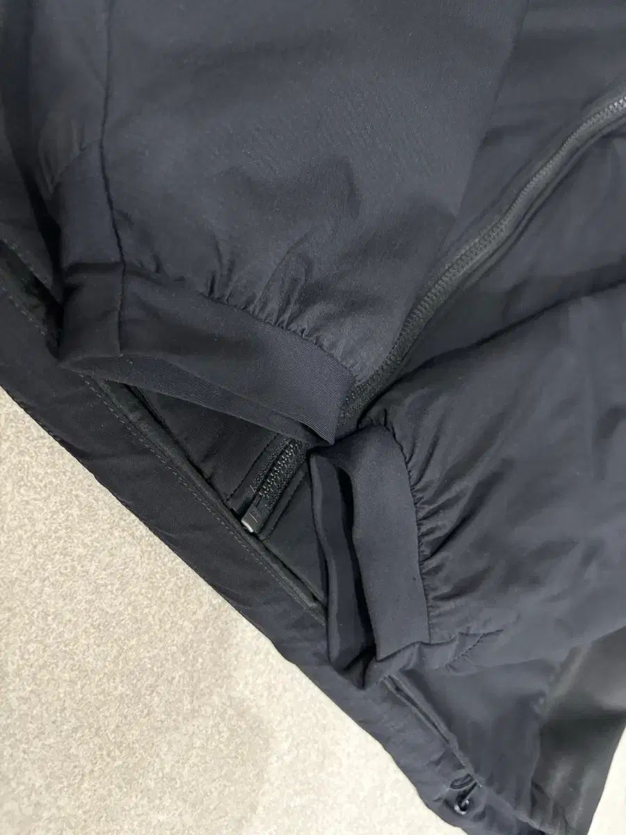  M ARC TERYX アークテリクス Atom アトム フーディー ブラック コンロ 防寒着 その他 アウター