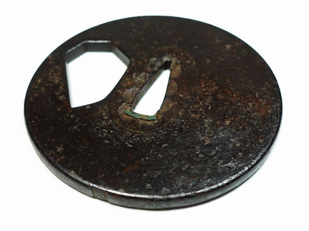 鉄地丸形大透鐔　在銘　赤尾甚左衛門尉作　角耳　羊羹色　越前松平家抱工　桐箱入 ☆赤尾派の名品 鉄地丸形大透鐔 在銘 赤尾甚左衛門尉作 角耳 羊羹色